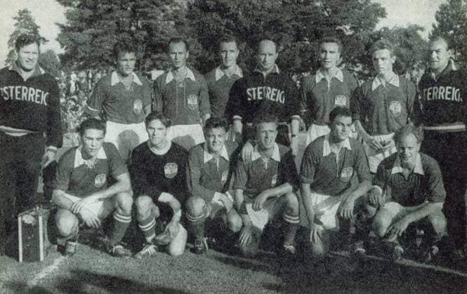 Fussballweltmeisterschaft in der Schweiz Finale Spiel um Platz 3 Oesterreich - Uruguay 3:1 (1:1) Der Mannschaft von Oesterreich. U.B.z. stehend v.l. Masseur Ullrich, Probst, Koerner, Dienst, Fruehwirth, Koller, Hanappi und Pesser; hockend v.l. Ocwirk, Schmied, Kollmann, Barschandt, Wagner und Stojaspal. 03.07.1954 in Zuerich (Hardturm-Stadion) - Schweiz -Archiv