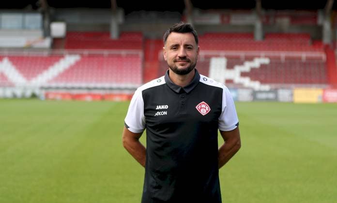 24.07.2025, Regionalliga Bayern, FC Wuerzburger Kickers, Regionalliga Bayern, Portraettermin 2025 2026 v.li.: Fitnesstrainer Alban Ramaj (FC Wuerzburger Kickers), Einzelbild, Portrait, Querformat Wuerzburg AKON ARENA Bayern Deutschland