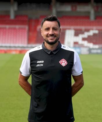 24.07.2025, Regionalliga Bayern, FC Wuerzburger Kickers, Regionalliga Bayern, Portraettermin 2025 2026 v.li.: Fitnesstrainer Alban Ramaj (FC Wuerzburger Kickers), Einzelbild, Portrait, Hochformat Wuerzburg AKON ARENA Bayern Deutschland