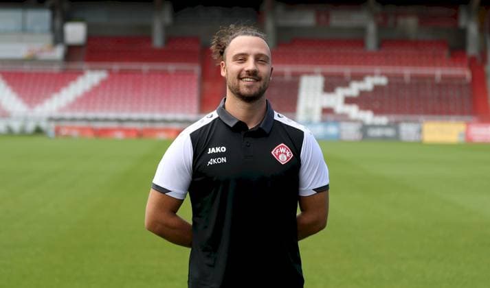 24.07.2025, Regionalliga Bayern, FC Wuerzburger Kickers, Regionalliga Bayern, Portraettermin 2025 2026 v.li.: Physiotherapeut Philipp Inzenhofer (FC Wuerzburger Kickers), Einzelbild, Portrait, Querformat Wuerzburg AKON ARENA Bayern Deutschland