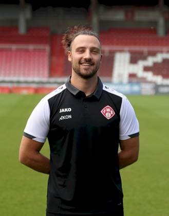 24.07.2025, Regionalliga Bayern, FC Wuerzburger Kickers, Regionalliga Bayern, Portraettermin 2025 2026 v.li.: Physiotherapeut Philipp Inzenhofer (FC Wuerzburger Kickers), Einzelbild, Portrait, Hochformat Wuerzburg AKON ARENA Bayern Deutschland