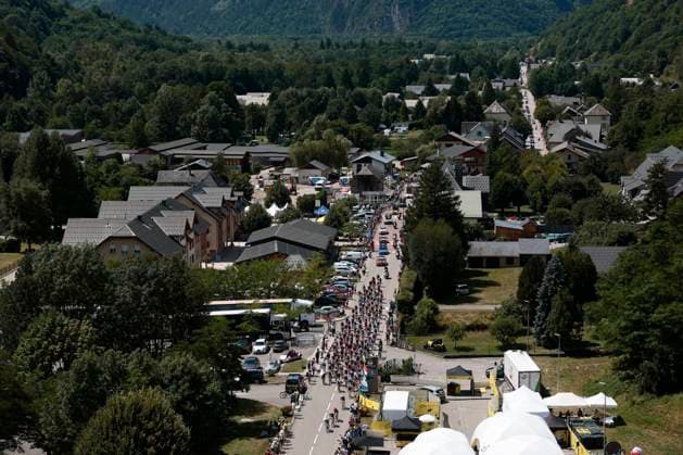Tour de France 2025 Stage 18 COURCHEVEL COL DE LA LOZE, FRANCE - JULY 24 : illustration picture peloton during stage 18 of the 112th edition of Tour de France an UCI World Tour 2.UWT cycling road race stage for Men Elite of 171 km with start in Vif and finish in Courchevel Col de la Loze on July 24, 2025 in Courchevel Col de la Loze, France, 24 07 2025 ( Motordriver Kenny Verfaillie - Courchevel Col de la Loze France  Copyright: xLucaxBettinix