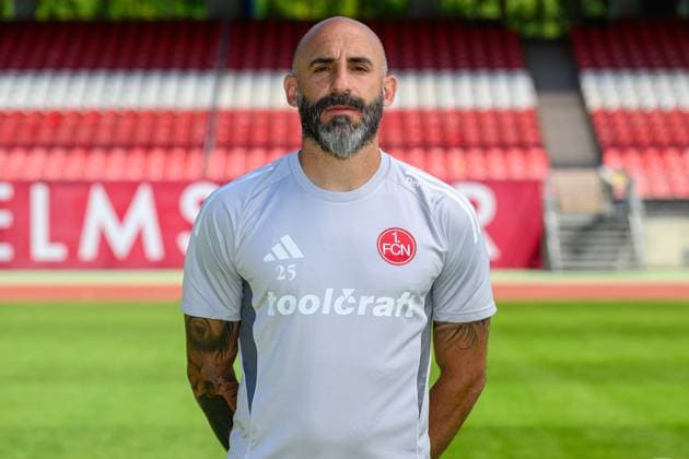 23.07.2025 - 1. FC Nürnberg FCN ( Club ) - 2. Fussball Bundesliga BL - Saison 2025 2026 - Fototermin Porträttermin Vorstellung Präsentation Pressetermin - - Einzelbild Einzelfoto Portrait Porträt Kopfbild - Javier Pinola (Co-Trainer 1. FC Nürnberg FCN )