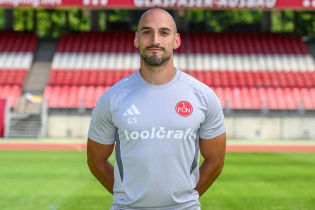 23.07.2025 - 1. FC Nürnberg FCN ( Club ) - 2. Fussball Bundesliga BL - Saison 2025 2026 - Fototermin Porträttermin Vorstellung Präsentation Pressetermin - - Einzelbild Einzelfoto Portrait Porträt Kopfbild - Gerald Stürzenhofecker Stuerzenhofecker (Athletik- und Reha-Trainer 1. FC Nürnberg FCN )