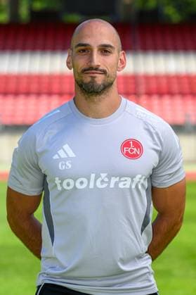 23.07.2025 - 1. FC Nürnberg FCN ( Club ) - 2. Fussball Bundesliga BL - Saison 2025 2026 - Fototermin Porträttermin Vorstellung Präsentation Pressetermin - - Einzelbild Einzelfoto Portrait Porträt Kopfbild - Gerald Stürzenhofecker Stuerzenhofecker (Athletik- und Reha-Trainer 1. FC Nürnberg FCN )