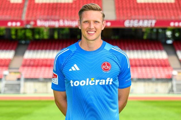 23.07.2025 - 1. FC Nürnberg FCN ( Club ) - 2. Fussball Bundesliga BL - Saison 2025 2026 - Fototermin Porträttermin Vorstellung Präsentation Pressetermin - - Einzelbild Einzelfoto Portrait Porträt Kopfbild - Jan Reichert (1, 1. FC Nürnberg FCN )