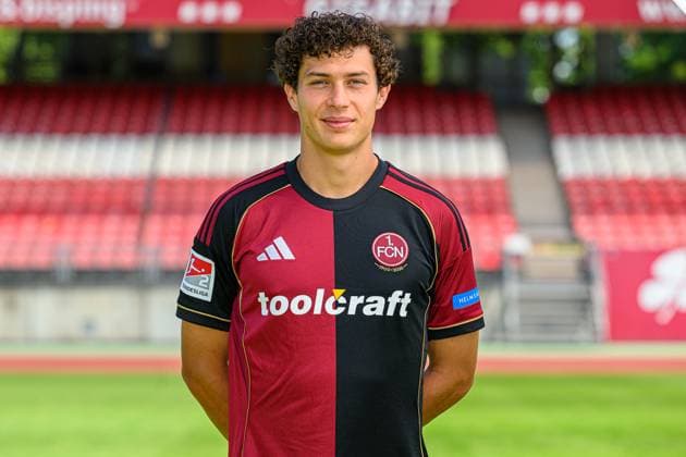 23.07.2025 - 1. FC Nürnberg FCN ( Club ) - 2. Fussball Bundesliga BL - Saison 2025 2026 - Fototermin Porträttermin Vorstellung Präsentation Pressetermin - - Einzelbild Einzelfoto Portrait Porträt Kopfbild - Fabio Gruber (4, 1. FC Nürnberg FCN )
