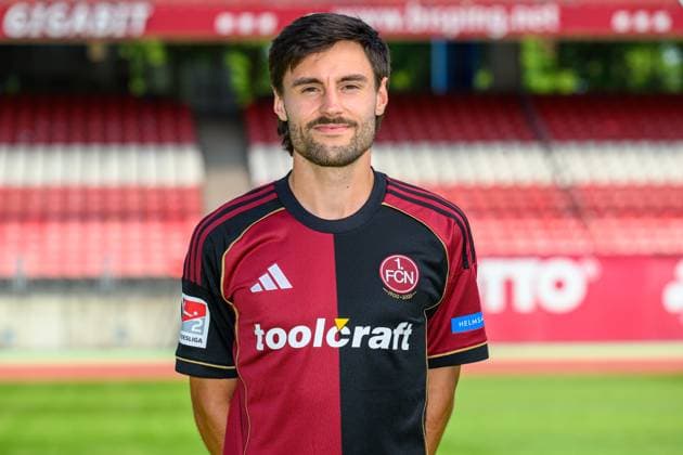 23.07.2025 - 1. FC Nürnberg FCN ( Club ) - 2. Fussball Bundesliga BL - Saison 2025 2026 - Fototermin Porträttermin Vorstellung Präsentation Pressetermin - - Einzelbild Einzelfoto Portrait Porträt Kopfbild - Tom Baack (5, 1. FC Nürnberg FCN )
