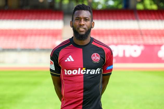 23.07.2025 - 1. FC Nürnberg FCN ( Club ) - 2. Fussball Bundesliga BL - Saison 2025 2026 - Fototermin Porträttermin Vorstellung Präsentation Pressetermin - - Einzelbild Einzelfoto Portrait Porträt Kopfbild - Mickael Mickaël Biron (7, 1. FC Nürnberg FCN )