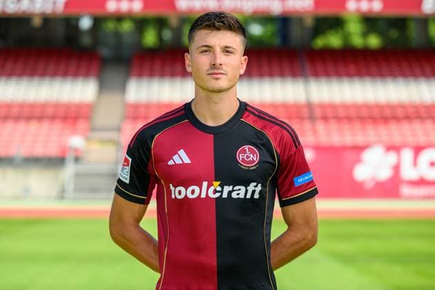 23.07.2025 - 1. FC Nürnberg FCN ( Club ) - 2. Fussball Bundesliga BL - Saison 2025 2026 - Fototermin Porträttermin Vorstellung Präsentation Pressetermin - - Einzelbild Einzelfoto Portrait Porträt Kopfbild - Semir Telalovic (9, 1. FC Nürnberg FCN )