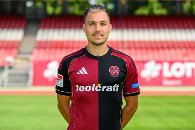 23.07.2025 - 1. FC Nürnberg FCN ( Club ) - 2. Fussball Bundesliga BL - Saison 2025 2026 - Fototermin Porträttermin Vorstellung Präsentation Pressetermin - - Einzelbild Einzelfoto Portrait Porträt Kopfbild - Julian Justvan (10, 1. FC Nürnberg FCN )