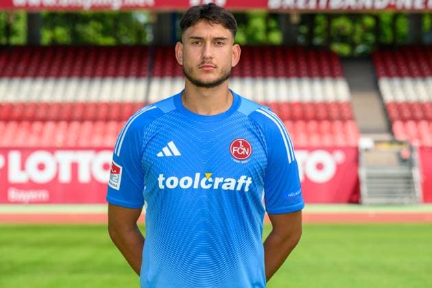 23.07.2025 - 1. FC Nürnberg FCN ( Club ) - 2. Fussball Bundesliga BL - Saison 2025 2026 - Fototermin Porträttermin Vorstellung Präsentation Pressetermin - - Einzelbild Einzelfoto Portrait Porträt Kopfbild - Robin Lisewski (13, 1. FC Nürnberg FCN )