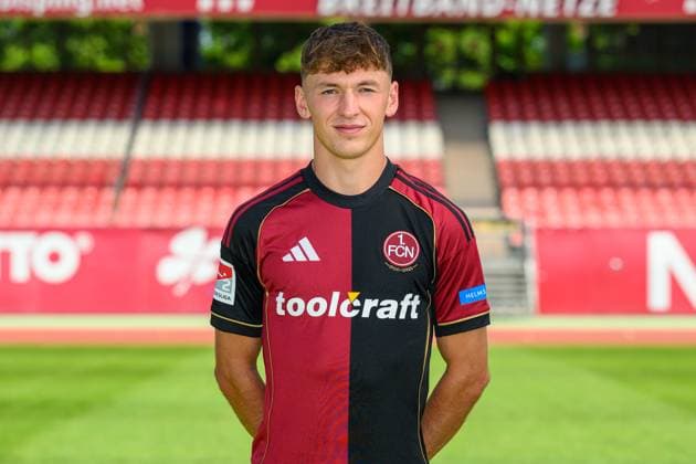 23.07.2025 - 1. FC Nürnberg FCN ( Club ) - 2. Fussball Bundesliga BL - Saison 2025 2026 - Fototermin Porträttermin Vorstellung Präsentation Pressetermin - - Einzelbild Einzelfoto Portrait Porträt Kopfbild - Benjamin Goller (14, 1. FC Nürnberg FCN )