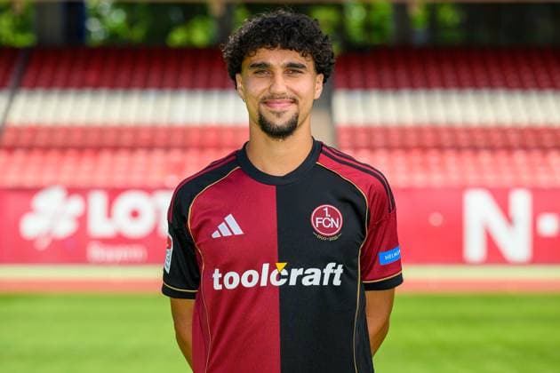 23.07.2025 - 1. FC Nürnberg FCN ( Club ) - 2. Fussball Bundesliga BL - Saison 2025 2026 - Fototermin Porträttermin Vorstellung Präsentation Pressetermin - - Einzelbild Einzelfoto Portrait Porträt Kopfbild - Ayoub Chaikhoun (17, 1. FC Nürnberg FCN )