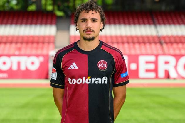 23.07.2025 - 1. FC Nürnberg FCN ( Club ) - 2. Fussball Bundesliga BL - Saison 2025 2026 - Fototermin Porträttermin Vorstellung Präsentation Pressetermin - - Einzelbild Einzelfoto Portrait Porträt Kopfbild - Rafael Lubach (18, 1. FC Nürnberg FCN )