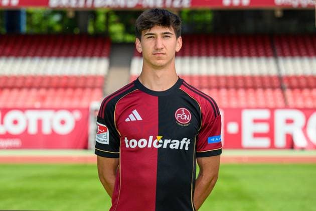 23.07.2025 - 1. FC Nürnberg FCN ( Club ) - 2. Fussball Bundesliga BL - Saison 2025 2026 - Fototermin Porträttermin Vorstellung Präsentation Pressetermin - - Einzelbild Einzelfoto Portrait Porträt Kopfbild - Eryk Grzywacz (19, 1. FC Nürnberg FCN )