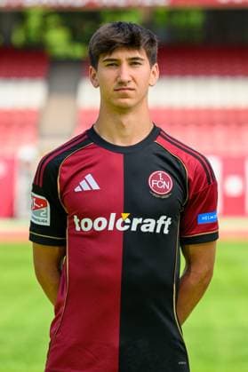 23.07.2025 - 1. FC Nürnberg FCN ( Club ) - 2. Fussball Bundesliga BL - Saison 2025 2026 - Fototermin Porträttermin Vorstellung Präsentation Pressetermin - - Einzelbild Einzelfoto Portrait Porträt Kopfbild - Eryk Grzywacz (19, 1. FC Nürnberg FCN )