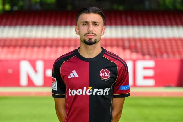 23.07.2025 - 1. FC Nürnberg FCN ( Club ) - 2. Fussball Bundesliga BL - Saison 2025 2026 - Fototermin Porträttermin Vorstellung Präsentation Pressetermin - - Einzelbild Einzelfoto Portrait Porträt Kopfbild - Berkay Yilmaz (21, 1. FC Nürnberg FCN )