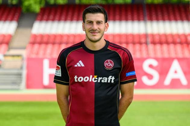 23.07.2025 - 1. FC Nürnberg FCN ( Club ) - 2. Fussball Bundesliga BL - Saison 2025 2026 - Fototermin Porträttermin Vorstellung Präsentation Pressetermin - - Einzelbild Einzelfoto Portrait Porträt Kopfbild - Luka Lochoshvili (24, 1. FC Nürnberg FCN )