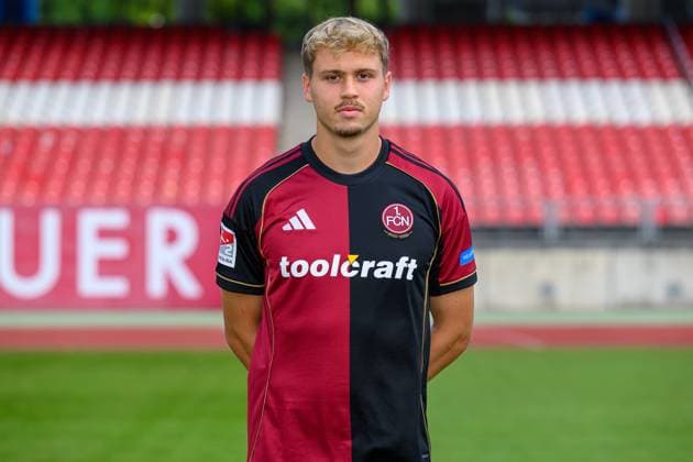23.07.2025 - 1. FC Nürnberg FCN ( Club ) - 2. Fussball Bundesliga BL - Saison 2025 2026 - Fototermin Porträttermin Vorstellung Präsentation Pressetermin - - Einzelbild Einzelfoto Portrait Porträt Kopfbild - Nick Seidel (33, 1. FC Nürnberg FCN )
