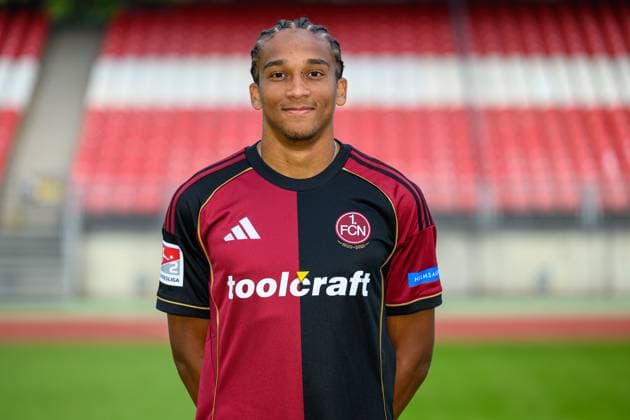 23.07.2025 - 1. FC Nürnberg FCN ( Club ) - 2. Fussball Bundesliga BL - Saison 2025 2026 - Fototermin Porträttermin Vorstellung Präsentation Pressetermin - - Einzelbild Einzelfoto Portrait Porträt Kopfbild - Noah Maboulou (37, 1. FC Nürnberg FCN )