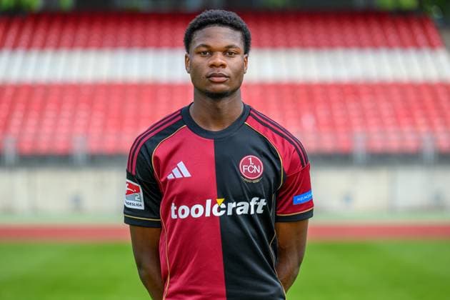 23.07.2025 - 1. FC Nürnberg FCN ( Club ) - 2. Fussball Bundesliga BL - Saison 2025 2026 - Fototermin Porträttermin Vorstellung Präsentation Pressetermin - - Einzelbild Einzelfoto Portrait Porträt Kopfbild - Winners Osawe (38, 1. FC Nürnberg FCN )