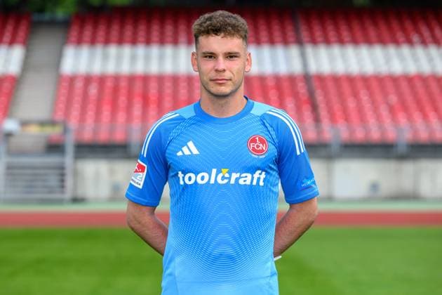 23.07.2025 - 1. FC Nürnberg FCN ( Club ) - 2. Fussball Bundesliga BL - Saison 2025 2026 - Fototermin Porträttermin Vorstellung Präsentation Pressetermin - - Einzelbild Einzelfoto Portrait Porträt Kopfbild - Michal Kukucka (47, 1. FC Nürnberg FCN ) *** 23 07 2025 1 FC Nuremberg FCN Club 2 Football Bundesliga BL Season 2025 2026 Photo appointment Portrait appointment Presentation Press appointment Single photo Single photo Portrait Portrait Headshot Michal Kukucka 47, 1 FC Nuremberg FCN