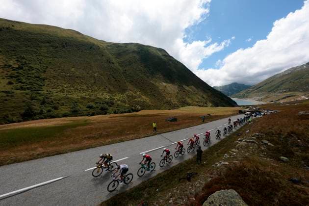 Tour de France 2025 Stage 18 COURCHEVEL COL DE LA LOZE, FRANCE - JULY 24 : illustration picture peloton during stage 18 of the 112th edition of Tour de France an UCI World Tour 2.UWT cycling road race stage for Men Elite of 171 km with start in Vif and finish in Courchevel Col de la Loze on July 24, 2025 in Courchevel Col de la Loze, France, 24 07 2025 ( Motordriver Kenny Verfaillie - Courchevel Col de la Loze France  Copyright: xLucaxBettinix