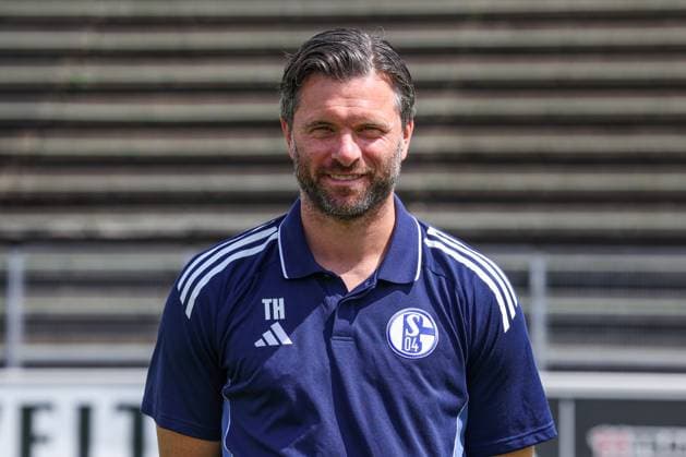 24.07.2025, Fussball, 2. Bundesliga, Saison 2025 2026, FC Schalke 04, Co-Trainer Tim Hoogland (FC Schalke 04) Gelsenkirchen Parkstadion NRW Deutschland xRHR-FOTO TRx