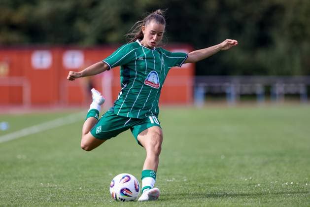 Tuana Mahmoud (SV Werder Bremen, 10) am Ball, Freisteller, Einzelbild, Ganzkörper, Aktion, Action, Spielszene, 24.07.2025, Bremen (Deutschland), Fussball, Testspiel Frauen, SV Werder Bremen - Cerezo Osaka Yanmar Ladies