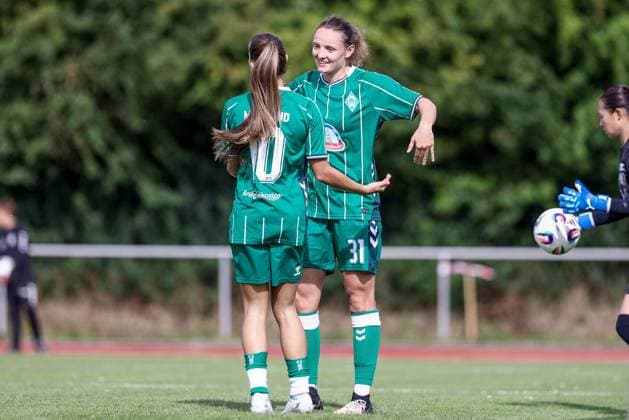 v.li.: Tuana Mahmoud (SV Werder Bremen, 10) und Torschützin Verena Wieder (SV Werder Bremen, 31) mit Torjubel, Jubel, jubeln, jubelt, optimistisch, Spielszene, Highlight, Freude über das Tor zum 1:0, 24.07.2025, Bremen (Deutschland), Fussball, Testspiel Frauen, SV Werder Bremen - Cerezo Osaka Yanmar Ladies