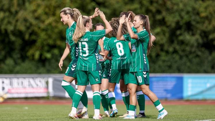 Spielerinnen des SV Werder Bremen mit Torjubel, Jubel, jubeln, jubelt, optimistisch, Spielszene, Highlight, Freude über das Tor zum 1:0, 24.07.2025, Bremen (Deutschland), Fussball, Testspiel Frauen, SV Werder Bremen - Cerezo Osaka Yanmar Ladies