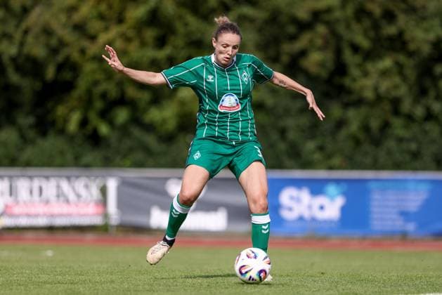 Verena Wieder (SV Werder Bremen, 31) am Ball, Freisteller, Einzelbild, Ganzkörper, Aktion, Action, Spielszene, 24.07.2025, Bremen (Deutschland), Fussball, Testspiel Frauen, SV Werder Bremen - Cerezo Osaka Yanmar Ladies