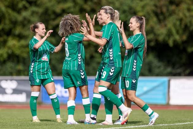 Spielerinnen des SV Werder Bremen mit Torjubel, Jubel, jubeln, jubelt, optimistisch, Spielszene, Highlight, Freude über das Tor zum 1:0, 24.07.2025, Bremen (Deutschland), Fussball, Testspiel Frauen, SV Werder Bremen - Cerezo Osaka Yanmar Ladies