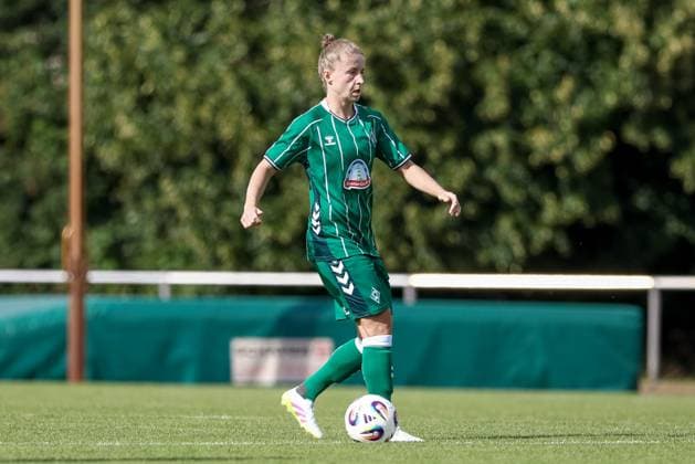 Michelle Ulbrich (SV Werder Bremen, 5) am Ball, Freisteller, Einzelbild, Ganzkörper, Aktion, Action, Spielszene, 24.07.2025, Bremen (Deutschland), Fussball, Testspiel Frauen, SV Werder Bremen - Cerezo Osaka Yanmar Ladies
