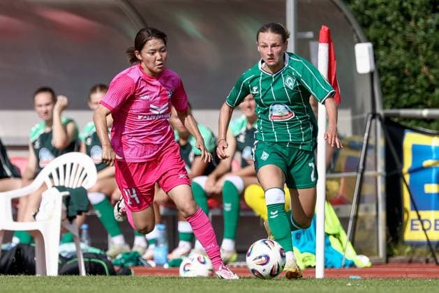 Chiara D Angelo (SV Werder Bremen, 2) am Ball, Einzelbild, Ganzkörper, Aktion, Action, Spielszene, 24.07.2025, Bremen (Deutschland), Fussball, Testspiel Frauen, SV Werder Bremen - Cerezo Osaka Yanmar Ladies