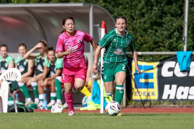 Chiara D Angelo (SV Werder Bremen, 2) am Ball, Einzelbild, Ganzkörper, Aktion, Action, Spielszene, 24.07.2025, Bremen (Deutschland), Fussball, Testspiel Frauen, SV Werder Bremen - Cerezo Osaka Yanmar Ladies