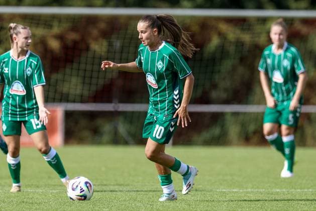 Tuana Mahmoud (SV Werder Bremen, 10) am Ball, Einzelbild, Ganzkörper, Aktion, Action, Spielszene, 24.07.2025, Bremen (Deutschland), Fussball, Testspiel Frauen, SV Werder Bremen - Cerezo Osaka Yanmar Ladies