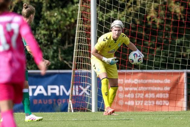 Vanessa Fischer (Torhüterin, Torwart, SV Werder Bremen, 1) am Ball, Einzelbild, Ganzkörper, Aktion, Action, Spielszene, 24.07.2025, Bremen (Deutschland), Fussball, Testspiel Frauen, SV Werder Bremen - Cerezo Osaka Yanmar Ladies