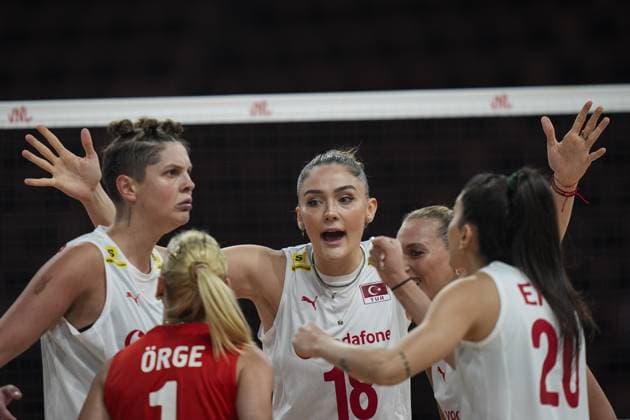 Japan v Turkiye - FIVB Women s Volleyball Nations League quarter-finals LODZ, POLAND - JULY 24: Players of Turkiye celebrate after a point during the FIVB Volleyball Nations League (VNL) quarter-final match between Japan and Turkiye at Atlas Arena in Lodz, Poland on July 24, 2025. Beyza Comert Anadolu Lodz Poland. Editorial use only. Please get in touch for any other usage.  Copyright: x2025xAnadoluxBeyzaxComertx