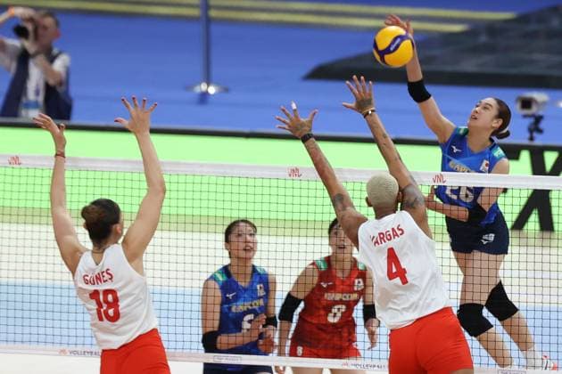 LODZ 24.07.2025 SIATKOWKA KOBIET CWIERCFINAL LIGA NARODOW MECZ : JAPONIA - TURCJA WOMEN™S VOLLEYBALL VNL NATIONS LEAGUE QUATERFINALS MATCH : JAPAN - TURKEY NZ ZEHRA GUNES MELISSA TERESA VARGAS YOSHINO SATO FOT. WERONIKA KRZEMINSKA - POLEC ARENA AKCJI NEWSPIX.PL --- newspix.pl 
