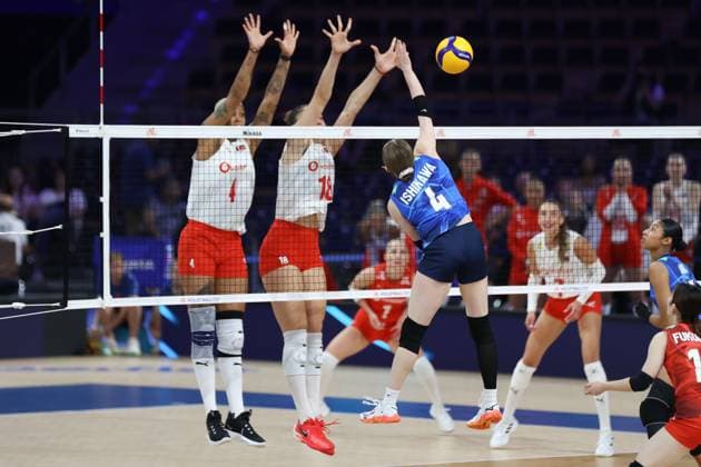 LODZ 24.07.2025 SIATKOWKA KOBIET CWIERCFINAL LIGA NARODOW MECZ : JAPONIA - TURCJA WOMEN™S VOLLEYBALL VNL NATIONS LEAGUE QUATERFINALS MATCH : JAPAN - TURKEY NZ MELISSA TERESA VARGAS ZEHRA GUNES MAYU ISHIKAWA FOT. WERONIKA KRZEMINSKA - POLEC ARENA AKCJI NEWSPIX.PL --- newspix.pl 