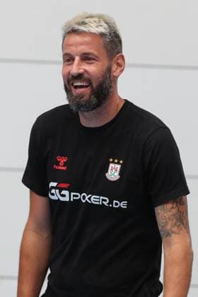 24.07.2025, xtgx, Handball, Daikin HBL, SC Magdeburg - Trainingsauftakt 2025 26 v.l. Bennet Wiegert (Magdeburg, Trainer) Portrait, Portraet, Einzelbild lacht lachen Magdeburg
