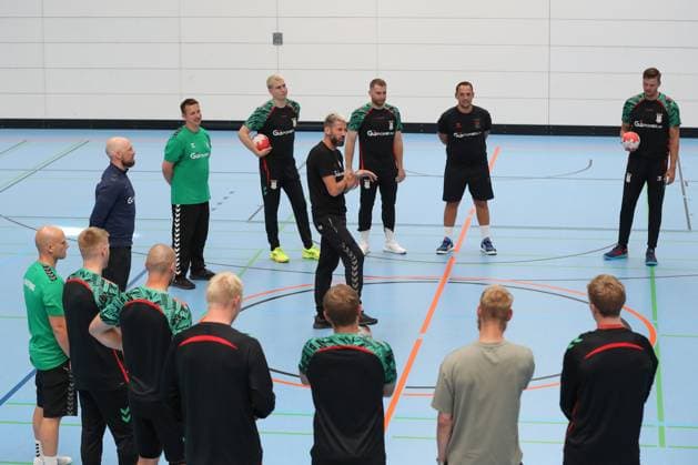 24.07.2025, xtgx, Handball, Daikin HBL, SC Magdeburg - Trainingsauftakt 2025 26 v.l. Bennet Wiegert (Magdeburg, Trainer) spricht zur Mannschaft Magdeburg