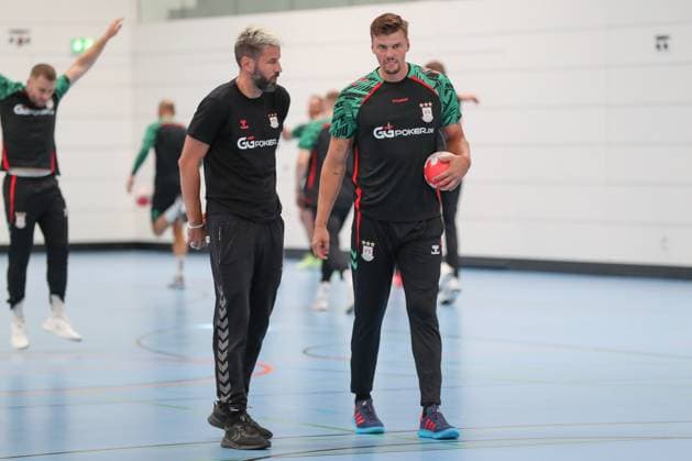 24.07.2025, xgox, Handball - Daikin HBL SC Magdeburg - Trainingsauftakt Saison 2025 26 emspor, v.l. Bennet Wiegert (Magdeburg, Trainer) und Sergey Hernandez Ferrer (Magdeburg, 1) Magdeburg