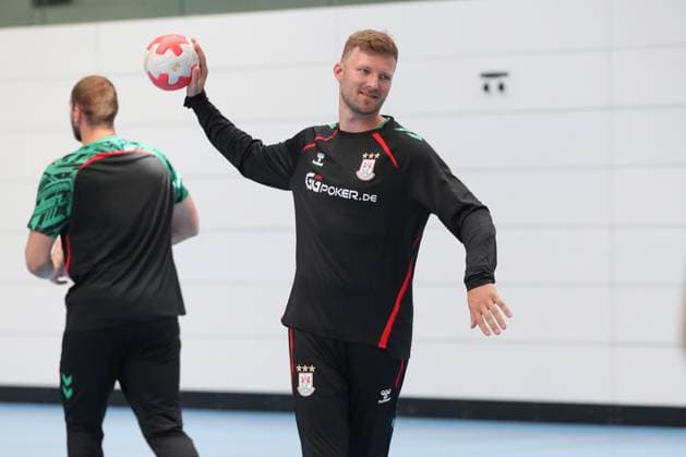 24.07.2025, xgox, Handball - Daikin HBL SC Magdeburg - Trainingsauftakt Saison 2025 26 emspor, v.l. Philipp Weber (Magdeburg, 20) am Ball, plays the ball Magdeburg