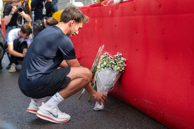Formel 1 GP Spa Belgien. Donnerstag, 24.07.2025 Pierre Gasly 10, BWT Alpine F1 Team legt Blumen für Antoine Hubert nieder; Formel 1 GP Spa Belgien. Donnerstag, 24.07.2025 Copyright: xBEAUTIFULxSPORTS Erlhofx