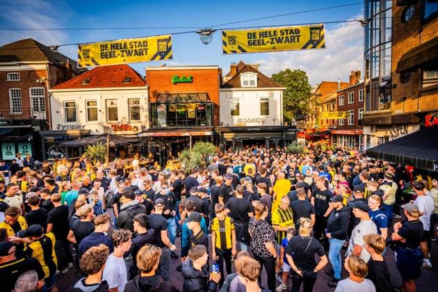 ARNHEM - Supporters of Vitesse are taking action on the Korenmarkt for the preservation of the soccer club. The KNVB decided earlier to revoke the Arnhem-based club s professional license. ANP NEWS AGENCY HEITINK xVIxANPxSportx xxANPxIVx 532114198 originalFilename: 532114198.jpg