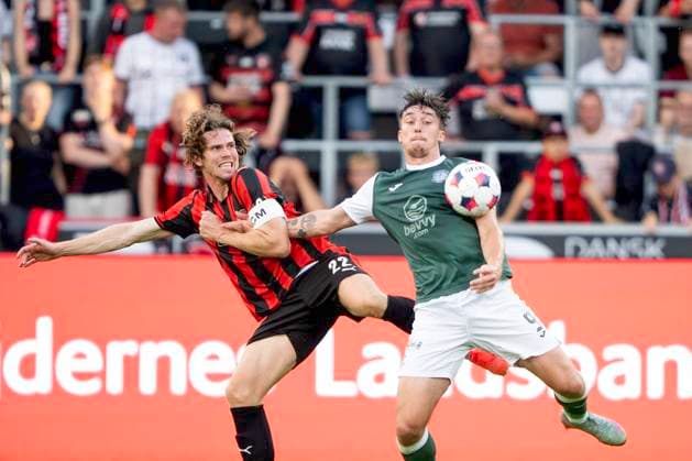 UEFA Europa League second qualifying round - Midtjylland vs Hibernian Mads Bech, FC Midtjylland 22 and Kieron Bowie, Hibernian (9) vies for the ball in the UEFA Europa League qualifying match between MC Midtjylland and Hibernian at MCH Arena in Herning on Thursday, July 24, 2025. , Herning Denmark Mors Copyright: BoxAmrstrupx xRitzauxScanpix BoxAmstrupx spdk20250724-202805-L