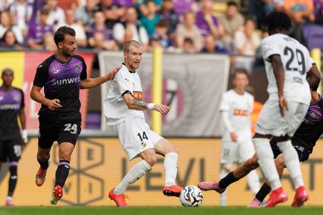 250724 Enric Llansana of Anderlecht and Simon Gustafson of Häcken during the UEFA Europa League second qualifying round match between Anderlecht and Häcken on July 24, 2025 in Brussels. Photo: Michael Erichsen BILDBYRAN COP 89 MI0855 fotboll football soccer fotball uefa europa league europa league kval qualifying round qualification anderlecht häcken bbeng Copyright: MICHAELxERICHSEN BB250724MI041